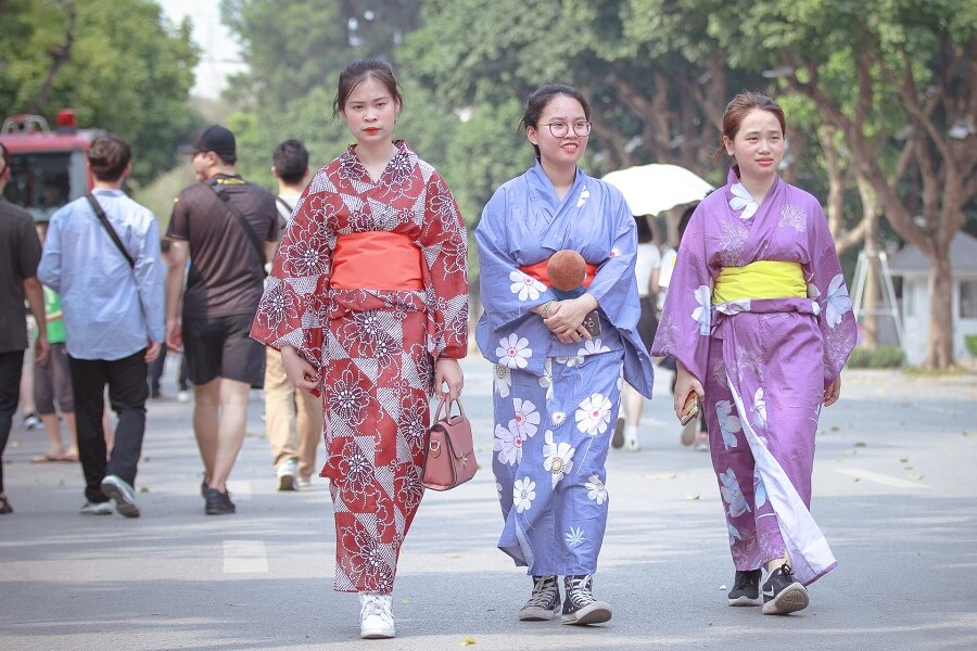 Mặc kimono và yukata trong lễ hội ngắm hoa